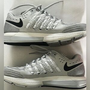 Nike Air Zoom Vomero 11  Running Shoes. Size 7.